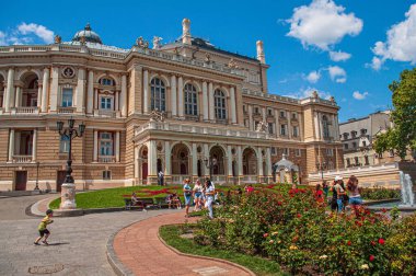 Odessa, Ukrayna. 22 Temmuz 2021. Opera 'nın tarihi binası, turistler etrafı geziyor. Şehirde güneşli bir gün.