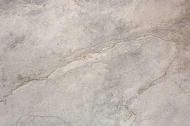 Çatlakları ve düzensizlikleri olan bir taşın taklidi. Duvar dekorasyonu için açık gri porselen kiremitler