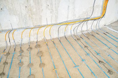 Yeraltı ısıtma tesisatında ısıtma kablosu döşemek. Beton zeminin ısıtması. İnşaat teknolojileri