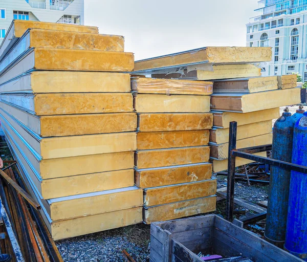 Planta de construcción con paneles sándwich PUR apilados. Materiales de construcción prefabricados aislantes —  Fotos de Stock