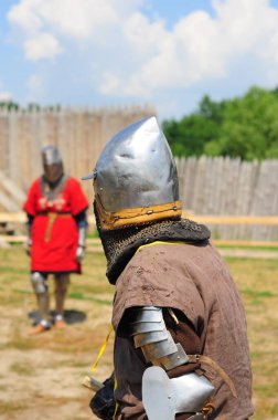 Savaştan önce zırhlı iki şövalye, bir düello turnuvasının yeniden yapılandırılması. Tatil İvan Kupala, Slav gelenekleri. yüzler görünür değil