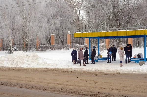 Kropyvnytskyi, Ucrania. 29 de diciembre. 2021. Parada de transporte público en invierno en la nieve con la gente. Nieve en la ciudad, colapso del transporte — Foto de Stock