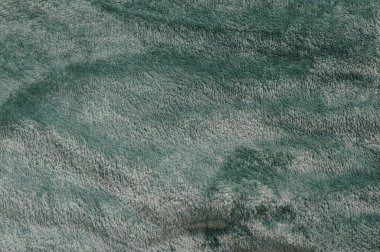 Mikrofiber ekose tozlu turkuaz rengi, kıvrımlar ve sürtünmeler, tekstil arka planı.