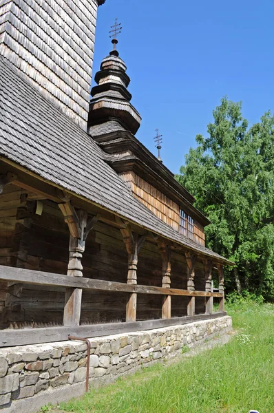 Kiev, Ucraina. 16 giugno. 2013. Parco Storico di Pirogovo con ricostruzione di villaggi ucraini in legno, vecchia chiesa — Foto Stock