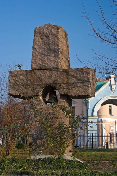 Kiev, Ucrania. Diciembre 02. 2011. Monumento a la memoria de los que murieron durante la guerra, cruz de piedra con una campana, foto vintage — Foto de Stock