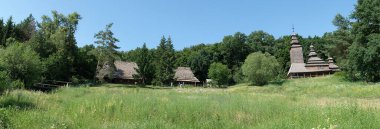 Pirogovo tarihi parkı. Eski Ukrayna köylerinin yeniden inşası. Ahşap kulübeler, kilise. Yaz manzarası.