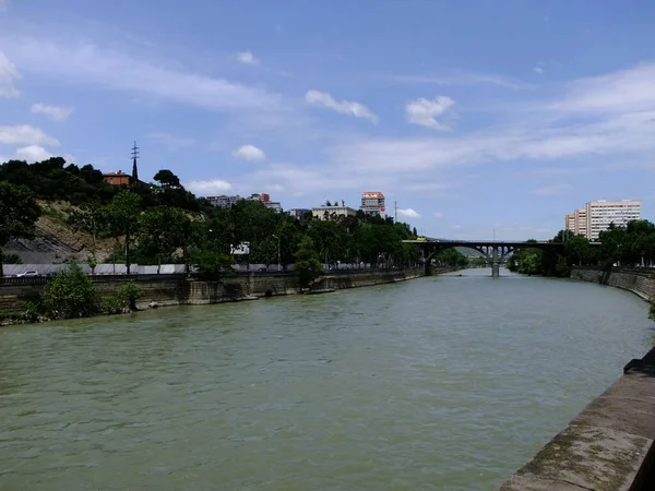 Montanha Rio Kura Geórgia Ponte Arqueada Velha Através Rio Paisagem — Fotografia de Stock