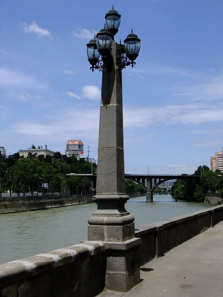 Farola Piedra Terraplén Río Montaña Kura Georgia Viejo Puente Arqueado — Foto de Stock