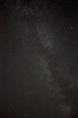 Yıldızlı gökyüzü ve Samanyolu, astrofotoğrafçılık. Parlak yıldızlı gece gökyüzü.