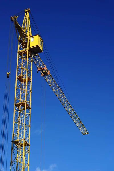 Ένας Ψηλός Κίτρινος Πυργογερανός Ένα Εργοτάξιο Απέναντι Από Έναν Γαλάζιο — Φωτογραφία Αρχείου