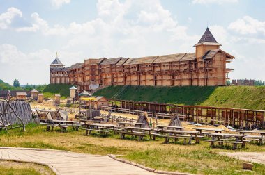 Kievan Rus parkı, Kiev bölgesi, Ukrayna. 6 Temmuz 2013. Toprak duvarında kuleleri olan ahşap tahtalar. Ortaçağ yeniden yapılandırması.