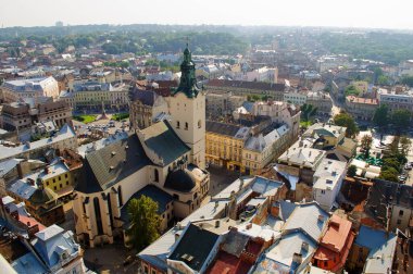 Lviv, Ukrayna. 2 Eylül 2014 Belediye Binası 'ndan Lviv' in panoramik görüntüsü. Eski evleri ve Latin katedrali olan bir yer..