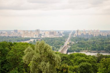 Kyiv, Ukrayna. 19 Temmuz. 2014 yılı. Kyiv şehrinin manzarası, sol yakanın manzarası, Brovarsky beklentisi ve Dinyeper nehri üzerindeki metro köprüsü.