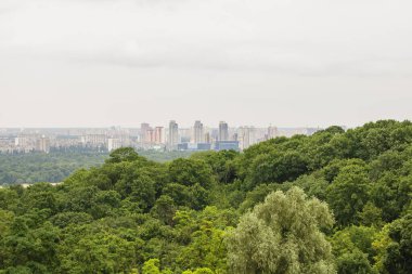 Kyiv, Ukrayna. 19 Temmuz. 2014 yılı. Kyiv 'in şehri, sol kıyıya ve Dinyeper Nehri' ne bakıyor. Uzaktaki modern şehir, akşam vakti.