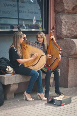 Kyiv, Ukrayna. 16 Eylül. 2012 yılı. İki Ukraynalı kız, sokak müzisyenleri Bandura çalıyor.