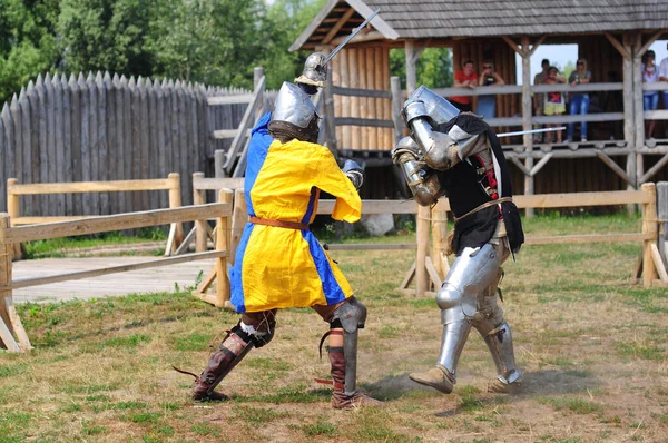 Kyiv, Ukraine. July 06, 2013. Two knights are fighting in armor with swords, reconstruction of the tournament — Stock Photo, Image