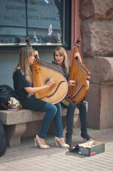 Kyiv, Ukraine. September 16. 2012. Two Ukrainian girls, street musicians play Bandura. — Stock Photo, Image