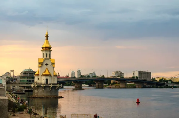 Kiev, Ukraine. Le 19 juillet. 2014. Vue sur le Dniepr avec une église orthodoxe dans l'eau, un pont en construction à travers la rivière. Météo nuageuse avec un ciel spectaculaire — Photo