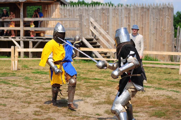 Kiev, Oekraïne. 06 juli 2013. Traditioneel duel op de zwaarden van twee ridders in harnas, een feestelijke show op de dag van de zomerzonnewende — Stockfoto