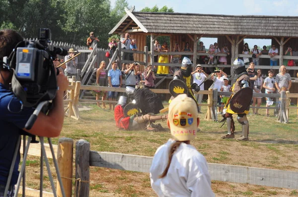 Kyiv, Ukraine. July 06, 2013. The cameraman shoots a demonstration battle with swords, knights in armor at a holiday show — ストック写真