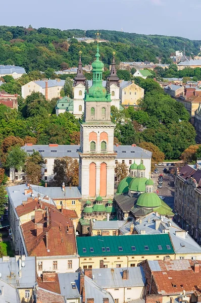 Lviv, Ukrayna. 2 Eylül 2014. Belediye binasından Lviv 'in panoramik görüntüsü. Şehrin tarihi kısmı. Eski evleri ve kilisesi var.