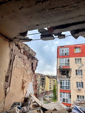 Irpen, Ukrayna. Mayıs 07. 2022. Yıkılmış daireden bir Rus bombasının duvarındaki delikten.