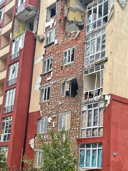 乌克兰伊尔彭 2007年5月2022年因炮击占领者 打破窗户而被毁的带有墙壁的住宅楼正面被炸成碎片 — 图库照片