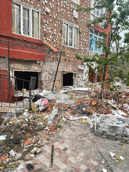 乌克兰伊尔彭 2007年5月2022年被炮弹击中 砖头和窗户破碎的房屋下方人行道上堆积如山的建筑碎片 — 图库照片