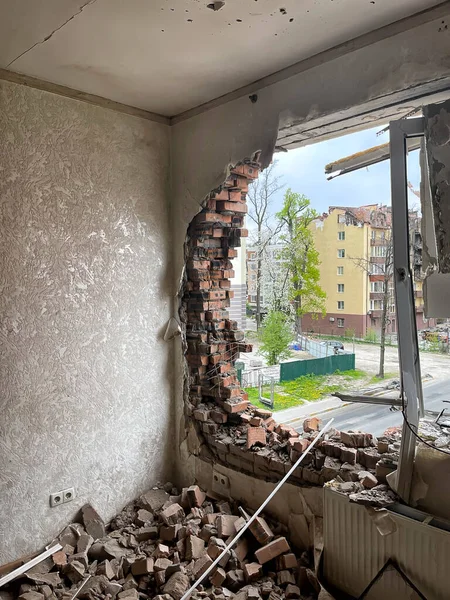 Irpin 乌克兰 2007年5月2022年通过被俄罗斯炮弹摧毁的砖墙从房子中观看 — 图库照片