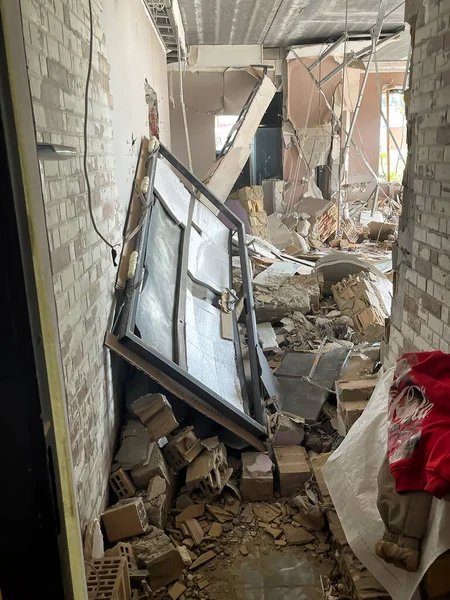 乌克兰伊尔彭 2007年5月2022年俄罗斯炮弹摧毁一座公寓楼 一扇破碎的窗户和破碎的墙壁 — 图库照片