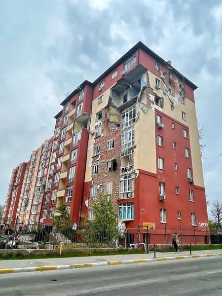 Irpin Ucrania Mayo 2022 Edificio Residencial Con Plantas Superiores Destruidas Imágenes de stock libres de derechos