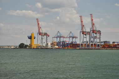 Odessa, Ukrayna. 22 Temmuz 2021. Gökyüzünün arka planında Karadeniz limanına vinç boşaltılıyor.