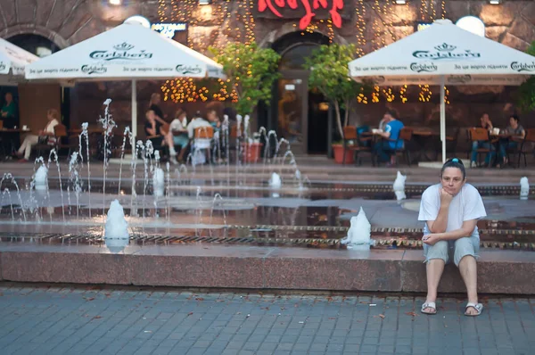 ウクライナのキエフ 2012年9月14日 女性がクレシャトクの噴水の脇に腰を下ろしている 気をつけて — ストック写真
