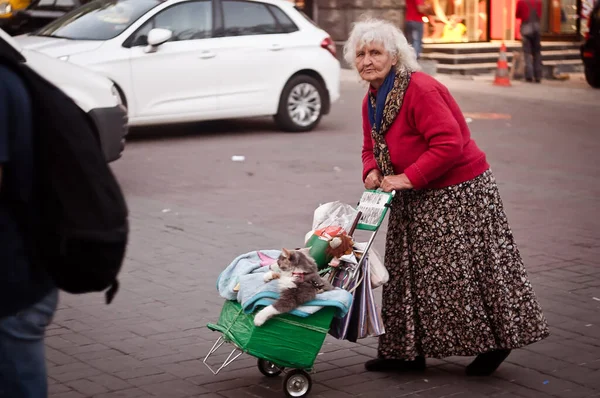 ウクライナのキエフ 2012年9月14日 年配の女性が家畜を使って施しを求める ストリートフォト 貧困の問題 — ストック写真