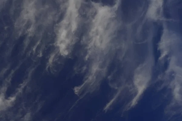 Sötétkék Szakadt Tollas Felhők Háttér — Stock Fotó