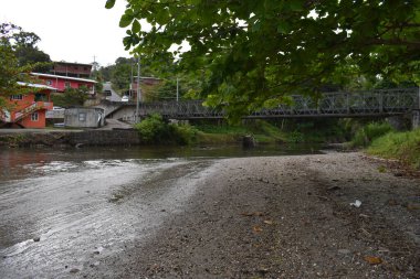 Matelot, Trinidad ve Tobago - 26 Mart 2022 - Matelot Nehri üzerindeki Matelot Körfezi 'ne giren köprü. Matelot, Trinidad, Batı Hint Adaları 'nın kuzey kıyısında bulunan uzak bir yerleşim birimidir..