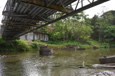 Matelot, Trinidad ve Tobago - 27 Mart 2022 - Matelot Nehri üzerindeki Matelot Körfezi 'ne giren köprü. Matelot, Karayipler 'in Trinidad adasında bulunan bir kırsal ve uzak topluluktur..