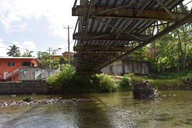 Matelot, Trinidad ve Tobago - 27 Mart 2022 - Matelot Nehri üzerindeki Matelot Körfezi 'ne giren köprü. Matelot, Karayipler 'in Trinidad adasında bulunan bir kırsal ve uzak topluluktur..