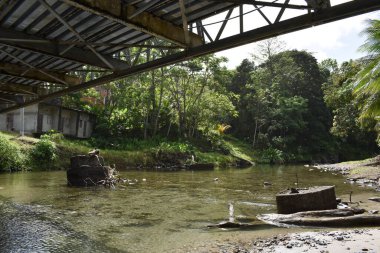 Matelot, Trinidad ve Tobago - 26 Mart 2022 - Matelot Nehri üzerindeki Matelot Körfezi 'ne giren köprü. Matelot, Trinidad, Batı Hint Adaları 'nın kuzey kıyısında bulunan uzak bir yerleşim birimidir..
