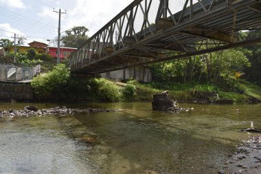 Matelot, Trinidad ve Tobago - 26 Mart 2022 - Matelot Nehri üzerindeki Matelot Körfezi 'ne giren köprü. Matelot, Trinidad, Batı Hint Adaları 'nın kuzey kıyısında bulunan uzak bir yerleşim birimidir..