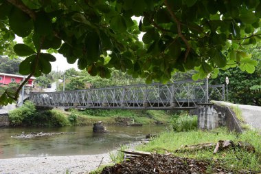 Matelot, Trinidad ve Tobago - 26 Mart 2022 - Matelot Nehri üzerindeki Matelot Körfezi 'ne giren köprü. Matelot, Trinidad, Batı Hint Adaları 'nın kuzey kıyısında bulunan uzak bir yerleşim birimidir..