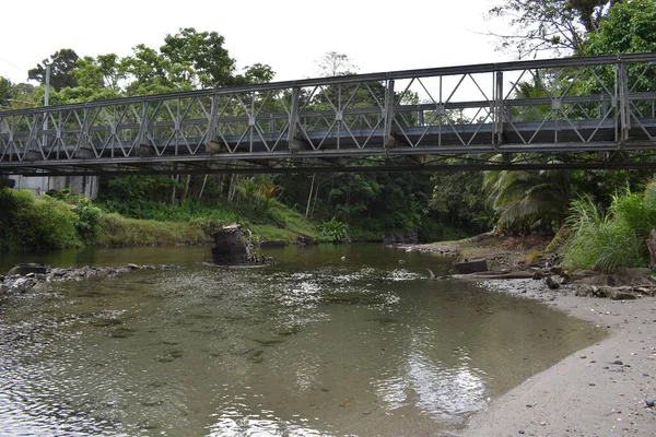 Matelot, Trinidad ve Tobago - 27 Mart 2022 - Matelot Nehri üzerindeki Matelot Körfezi 'ne giren köprü. Matelot, Karayipler 'in Trinidad adasında bulunan bir kırsal ve uzak topluluktur..