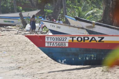 Toco, Trinidad ve Tobago - 27 Mart 2022 - Saline Bay, Toco, Trinidad, Batı Hint Adaları 'ndaki ahşap balıkçı tekneleri veya balıkçı tekneleri.