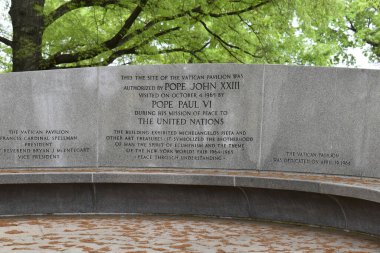 Flushing, Queens, New York, ABD - 14 Mayıs 2022 - Vatikan Exedra Anıtı Eski Vatikan Pavyonu Flushing Meadows Corona Parkı 'nda inşa edildi.