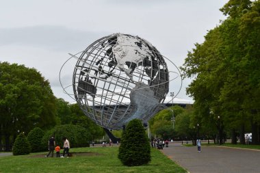 Flushing, Queens, New York, ABD - 14 Mayıs 2022 - Flushing Meadows Corona Parkı 'ndaki Unisphere. Unisphere, dünyanın ya da dünyanın 3 boyutlu görüntüsü şeklinde paslanmaz çelikten bir yapıdır..