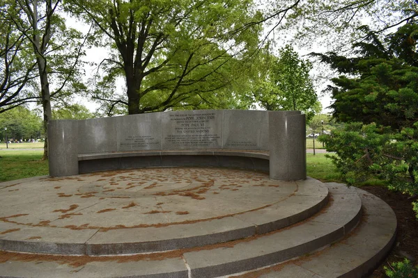 美国纽约州皇后区法拉盛 2022年5月14日 在法拉盛草原科罗纳公园前梵蒂冈馆遗址上建造了一座梵蒂冈埃斯特拉纪念碑 — 图库照片