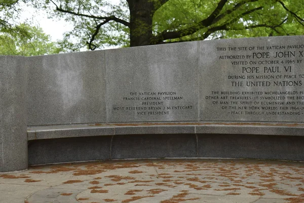 Flushing, Queens, New York, ABD - 14 Mayıs 2022 - Vatikan Exedra Anıtı Eski Vatikan Pavyonu Flushing Meadows Corona Parkı 'nda inşa edildi.