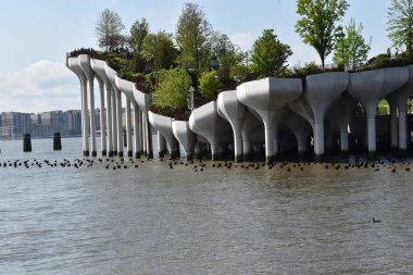 Manhattan, New York, ABD - 16 Mayıs 2022 - Hudson Nehri Parkı 51..