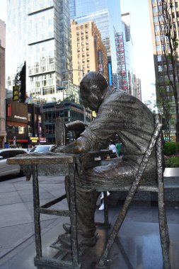 Manhattan, New York City, USA- 15 Mayıs 2022 Moda Bulvarı 'nda ya da Manhattan Garment Bölgesi' nde dikim yapan bir adamın heykeli.. 
