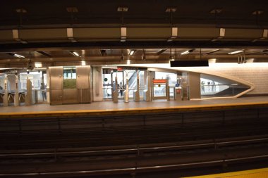 Manhattan, New York, USA- 17 Mayıs 2022 - Dünya Ticaret Merkezi 'ndeki Cortlandt Caddesi metro istasyonu.